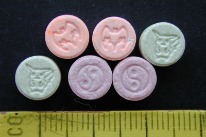 Verschiedene bunte Ecstasy-Pillen (Copyright: IRM Basel)