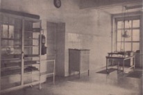 Foto (schwarz-weiss) des alten Obduktionssaals im alten Institut.