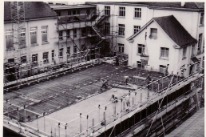 Foto in schwarzweiss mit dem heutigen Institut im Bau.