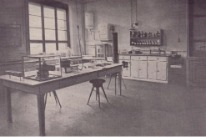 Foto (schwarz-weiss) eines Raumes des alten Instituts.